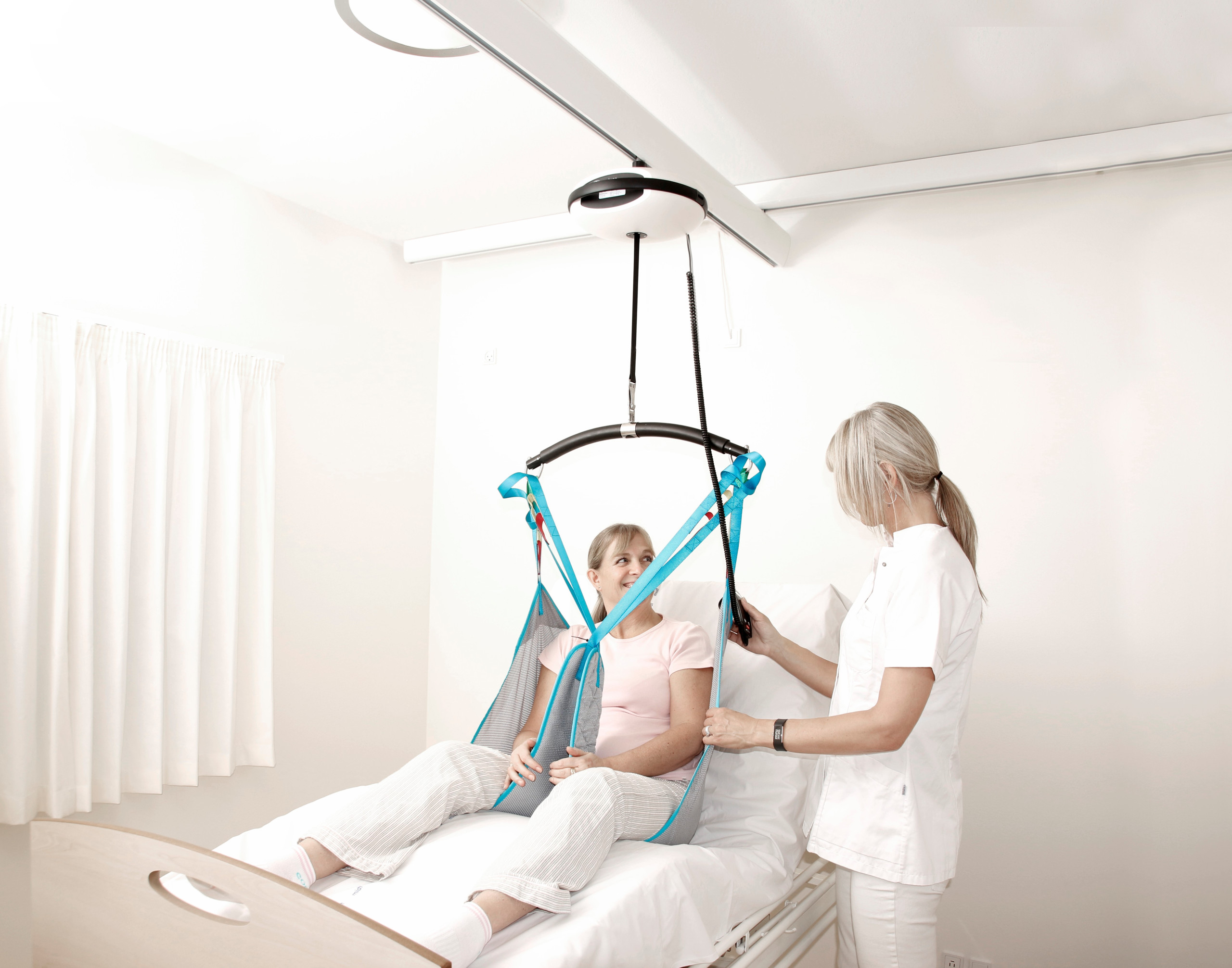 LUNA ceiling lift for safe patient transfer